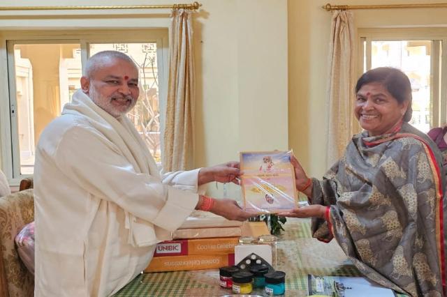 Brahmachari Girish Ji has presented his book <b>Param Pujya Maharishi Mahesh Yogi Ji ki Daiviya Chhatra Chhaya mein Brahmachari Girish</b> to Honourable Cabinet Minister (Tourism, Culture, Religious Trust and Religion) of Madhya Pradesh Government, Sushri Usha Thakur.